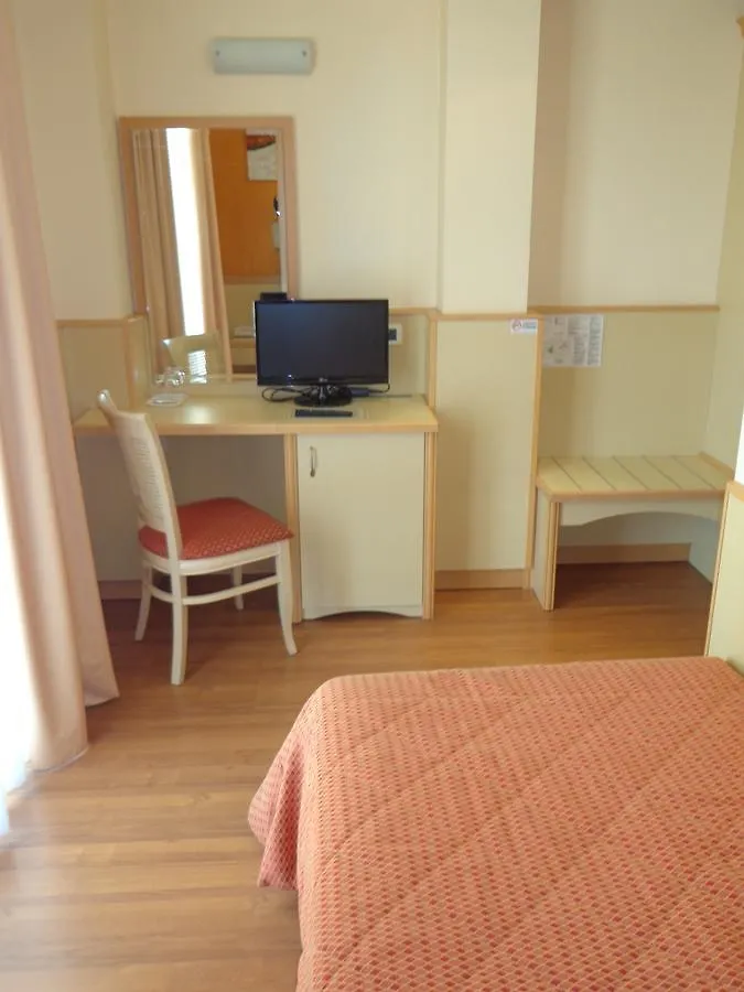 Hotel La Rondine 西尔米奥奈