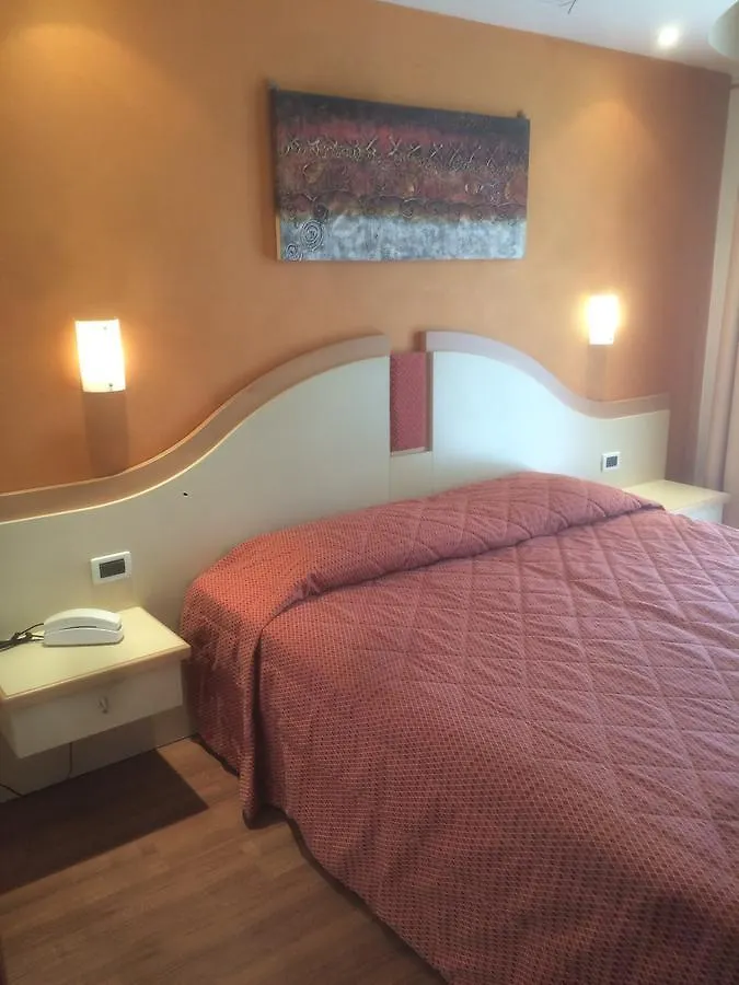 Hotel La Rondine 西尔米奥奈 3*,  意大利