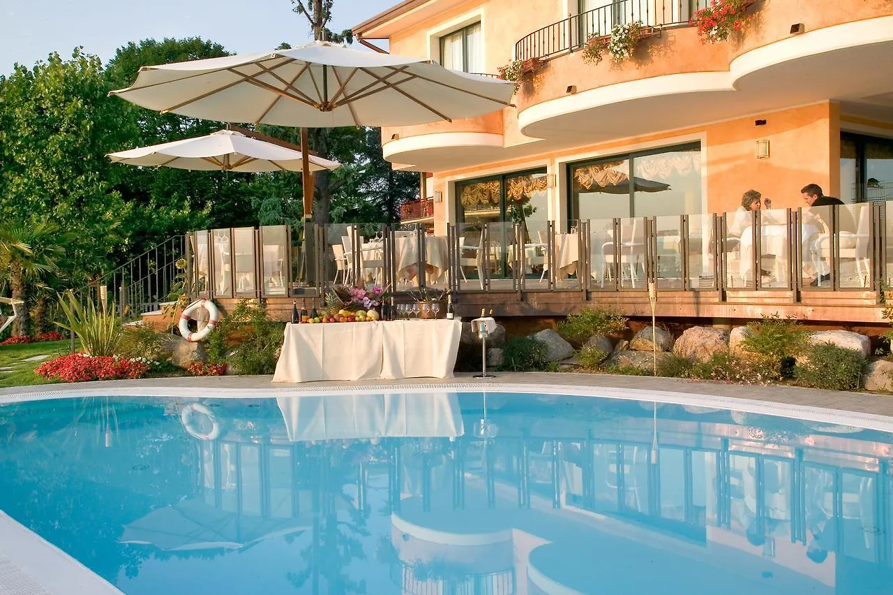 Hotel La Rondine 西尔米奥奈